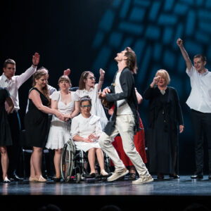 Teatralny Pasjans 2022, grupa osób w różnym wieku na scenie